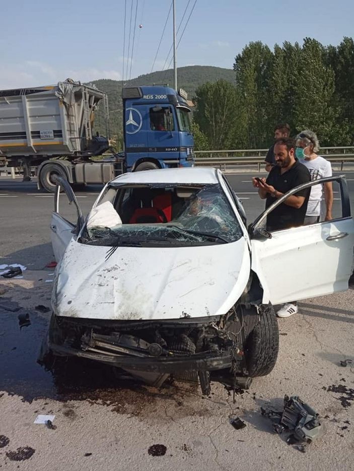 i Bilecik'te kontrolden çıkan otomobil su kanalına çarptı