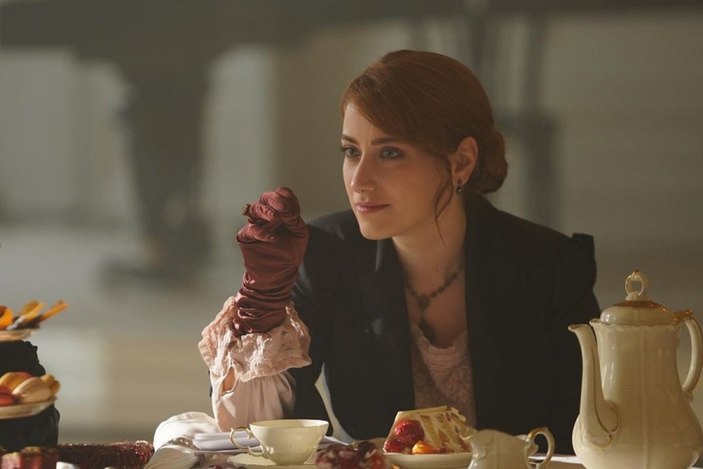 Hazal Kaya bambaşka biri oldu! Yeni saç stilini görenlerin gözü eski Hazal'ı aradı..