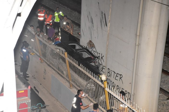 İzmir'de aşırı hızlı araç viyadükten tren yoluna uçtu: 1 ölü, 5 yaralı