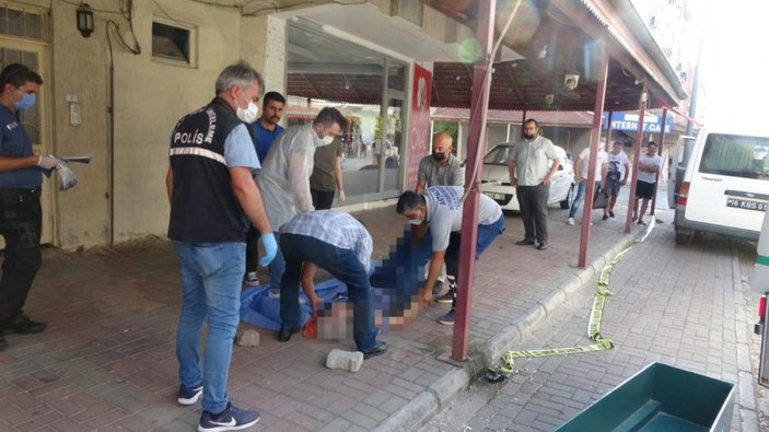 Antalya'da alışverişten dönerken yere yığılan adam hayatını kaybetti