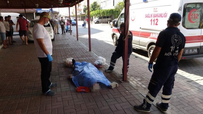 Antalya'da alışverişten dönerken yere yığılan adam hayatını kaybetti