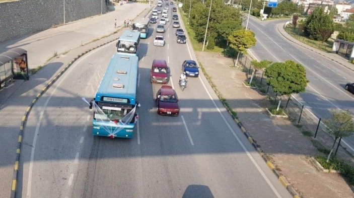 Karabük’te şoför, halk otobüsünü gelin arabası yaptı