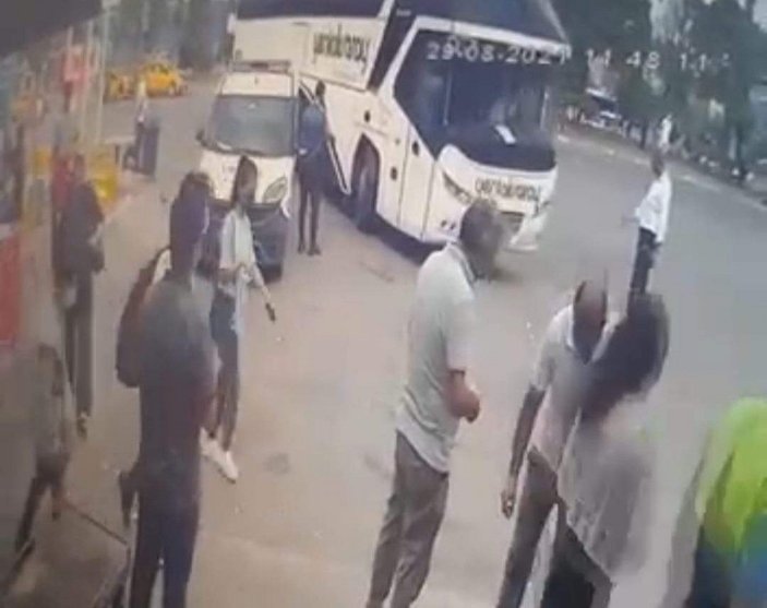 Kocaeli'de otobüs ile araç arasında sıkışan polis