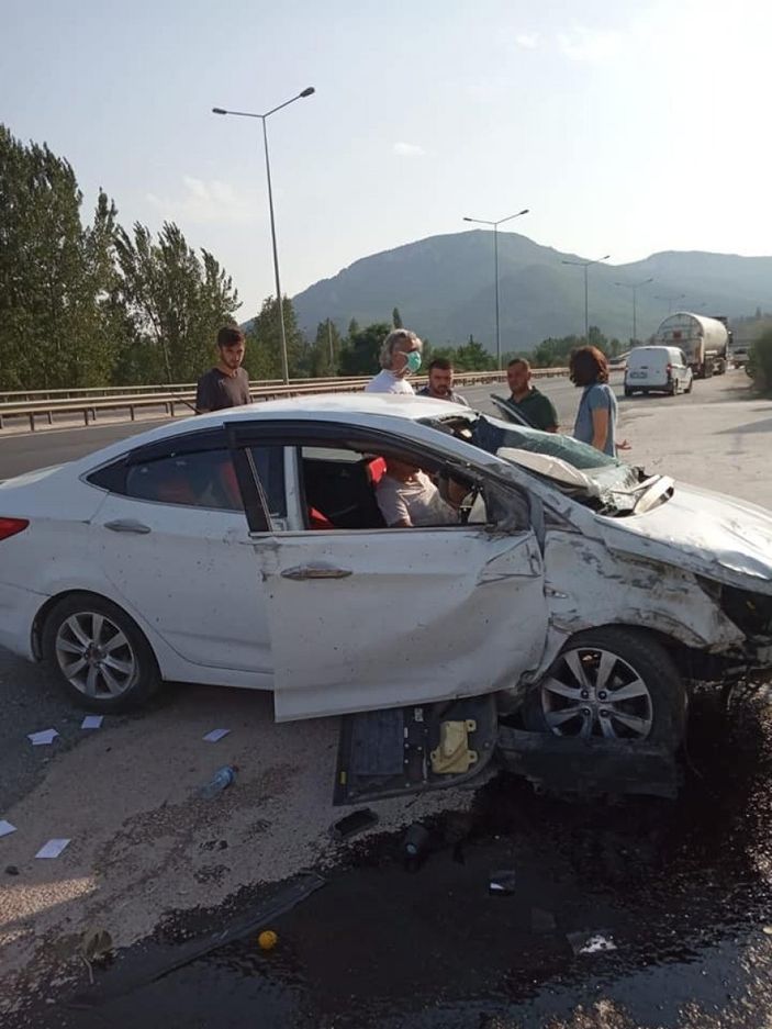 i Bilecik'te kontrolden çıkan otomobil su kanalına çarptı