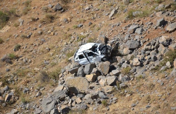 Şırnak’ta otomobil şarampole uçtu: Anne ve oğlu öldü