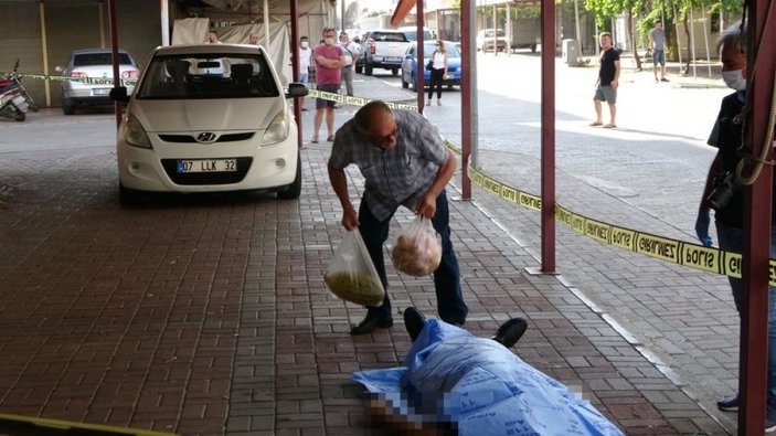 Antalya'da alışverişten dönerken yere yığılan adam hayatını kaybetti