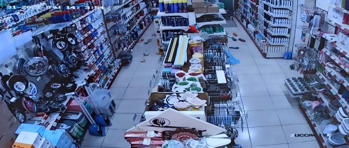 Kütahya'daki depremin şiddeti, Afyonkarahisar'da bir marketin güvenlik kamerasında