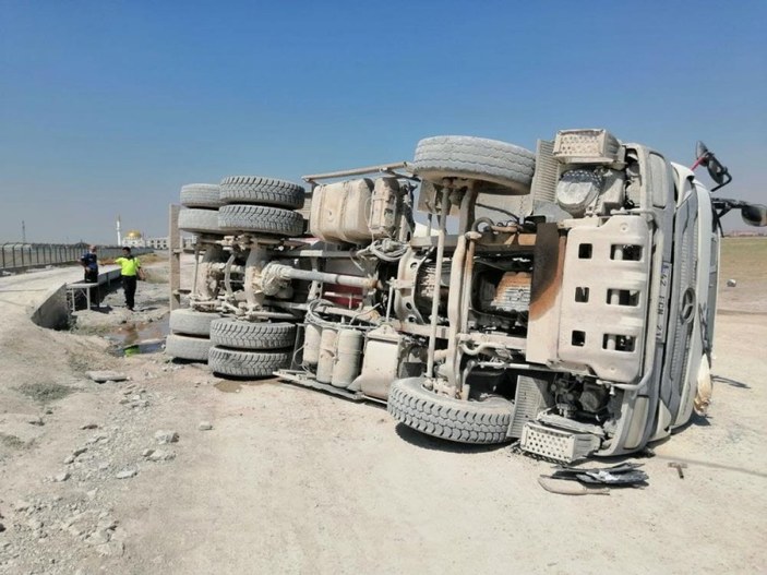 Aksaray'da kantardan inen beton mikseri devrildi
