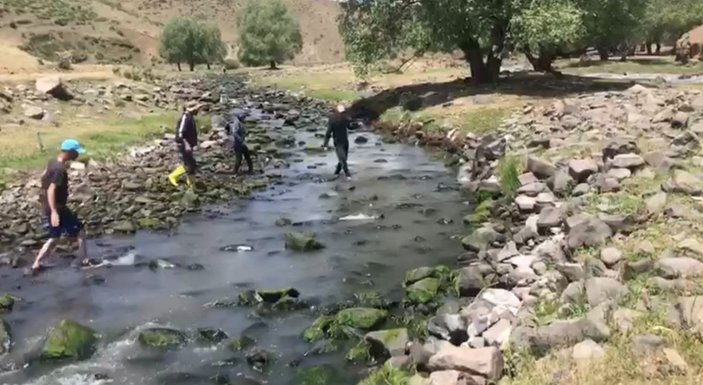 Kars’ta elle balık tutmaya çalışan köylüler