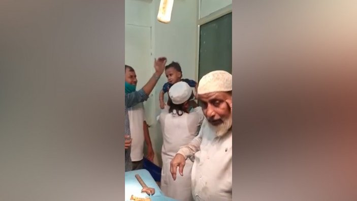 Hindistan’da çocuk, başını düdüklü tencereye sıkıştırdı