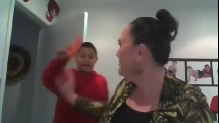 Yeni Zelanda'da bakanın röportajı, oğlunun havuç sallamasıyla bölündü