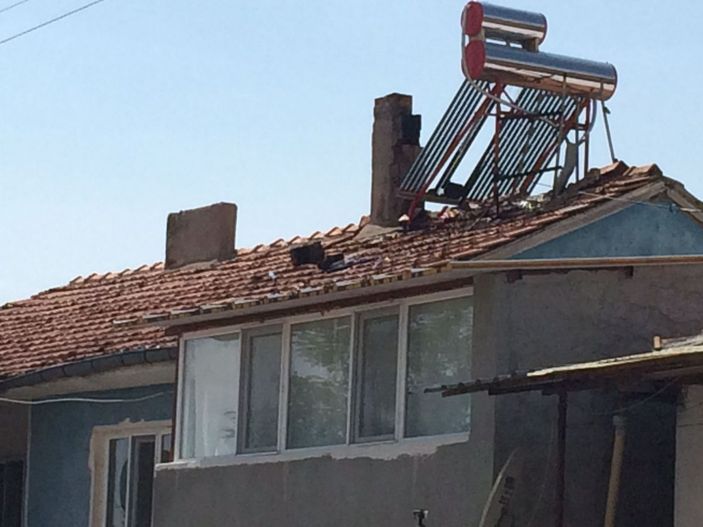 i Kütahya’daki deprem, Afyonkarahisar’da ahır duvarını yıktı