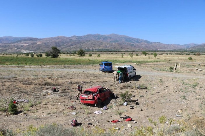 Erzincan’da otomobil şarampole uçtu: Anne ve oğlu vefat etti