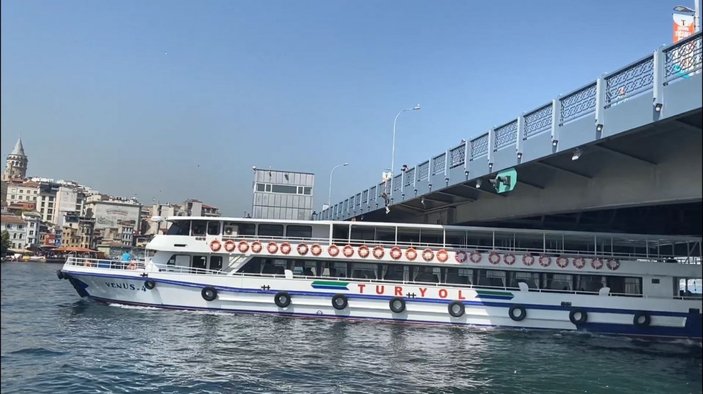 Galata Köprüsü'nden gemiye atlayan genç