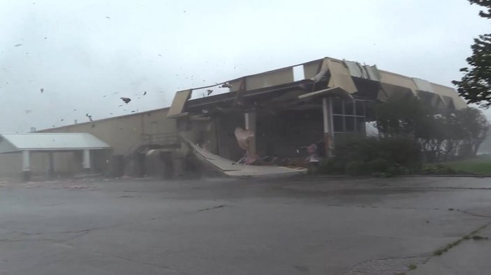 Louisiana'da Ida kasırgası çatıları uçurdu