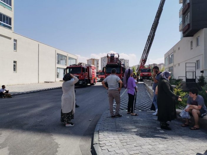 Kayseri'de bir şahıs, yaktığı evini oturarak seyretti