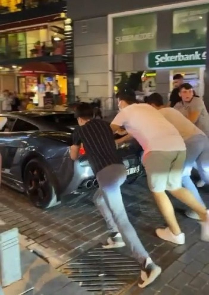 Pendik’te yolda kalan Lamborghini’yi ittiler