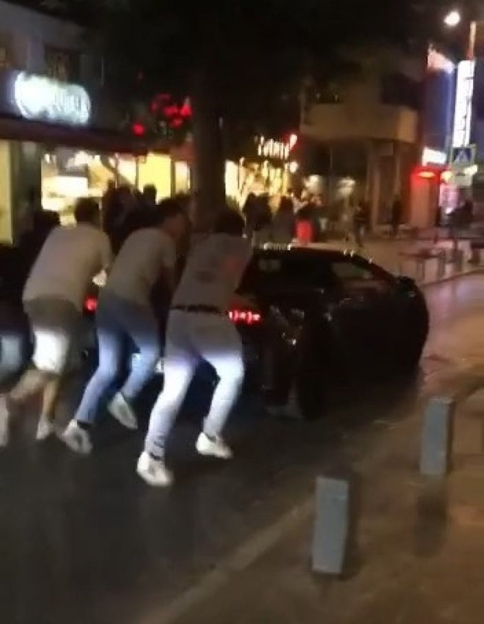 Pendik’te yolda kalan Lamborghini’yi ittiler