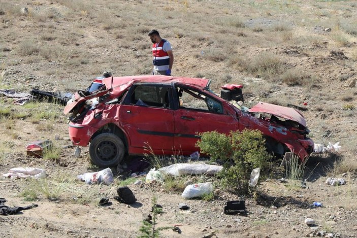 Erzincan’da otomobil şarampole uçtu: Anne ve oğlu vefat etti