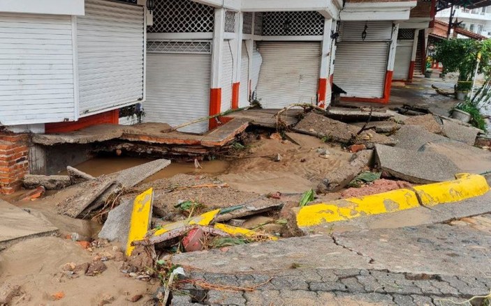 Meksika’da sel felaketi: Evler yıkıldı, araçlar sürüklendi