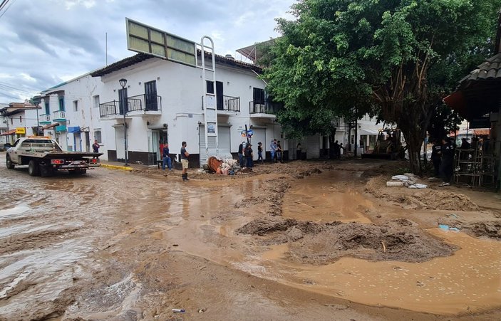 Meksika’da sel felaketi: Evler yıkıldı, araçlar sürüklendi