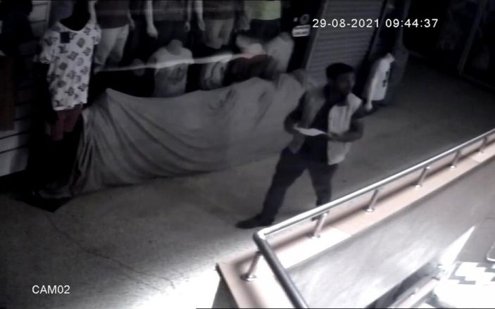 Zonguldak'ta akli dengesi yerinde olmayan şahıs 2 dükkanı soydu