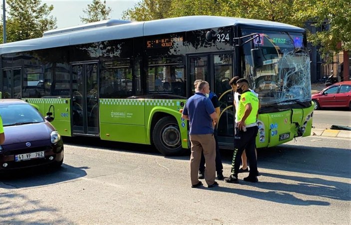Kocaeli'de aniden yavaşlayan minibüse otobüs çarptı