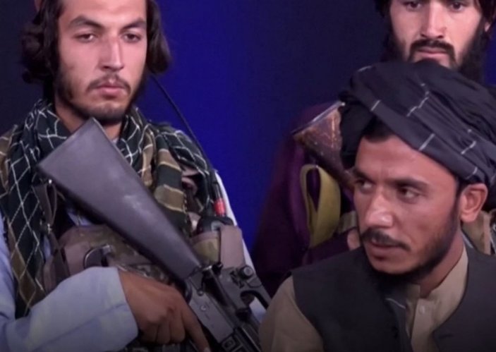 Taliban militanları, canlı yayında Afgan sunucuyu kuşattı