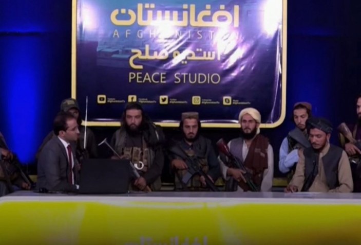 Taliban militanları, canlı yayında Afgan sunucuyu kuşattı
