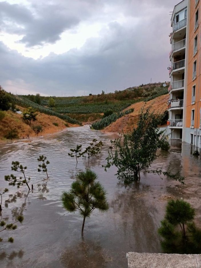 Ankara'da kuvvetli sağanak su baskınlarına neden oldu