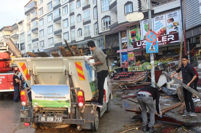 i Ankara'da fırtınada 3 binanın çatısı uçtu