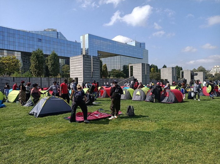 Göçmenler, Paris'te çadır kurdu