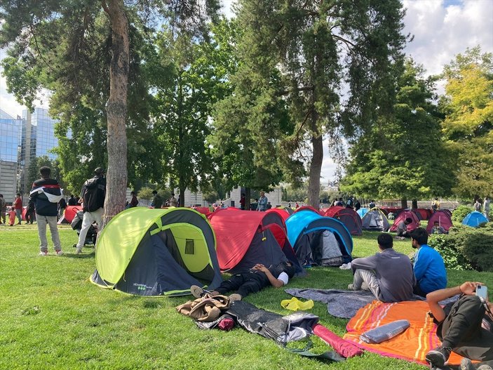 Göçmenler, Paris'te çadır kurdu