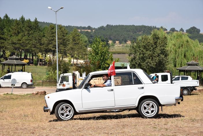 İzmirli Nurettin Amca, ilk otomobili Hacı Murat'ı 46 yıldır saklıyor