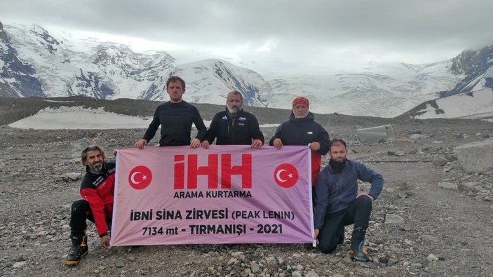 Tarihi bir tırmanış: İHH ekipleri İbni Sina Zirvesi'ne çıktı