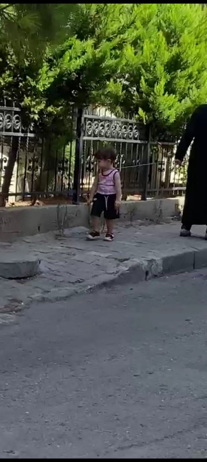d Küçükçekmece'de iple çocuk gezdiren kadın