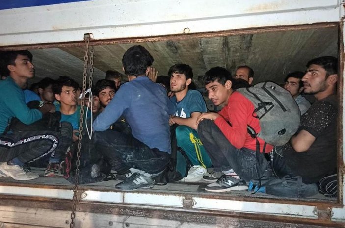 Van’da, kamyonun özel bölmesinde 78 kaçak Afgan göçmen yakalandı