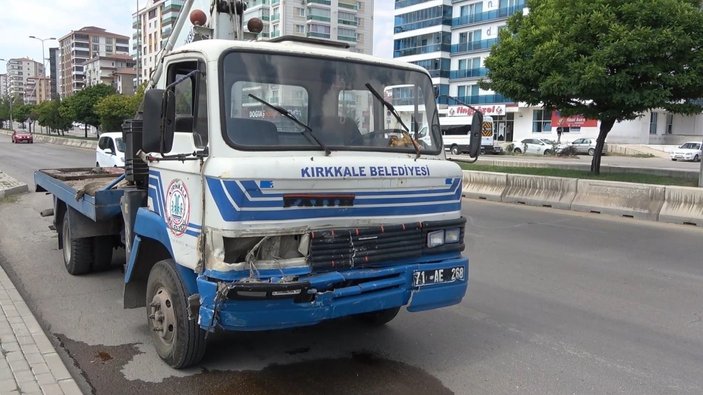 Kırıkkale’de freni boşalan vinç, kırmızı ışıkta bekleyen araçlara çarptı