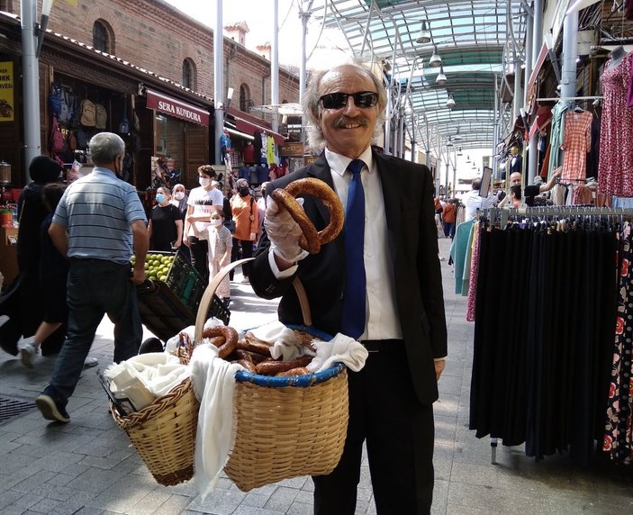 Bursa'daki simitçi, takım elbisesi olmadan satışa çıkmıyor