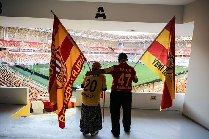 Yeni Malatyaspor'un Maço Baba'sı ve Fatma Ninesi yeniden tribünlerde