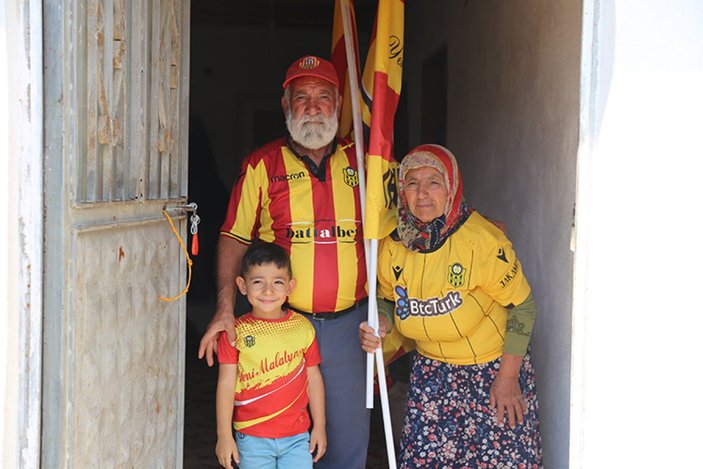 Yeni Malatyaspor'un Maço Baba'sı ve Fatma Ninesi yeniden tribünlerde