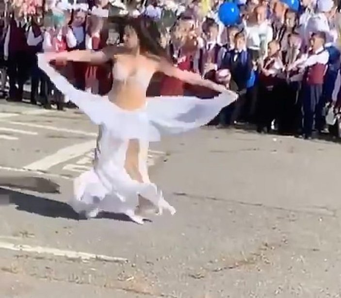 Rusya'da bir öğretmen, dansöz kıyafeti giyip göbek attı