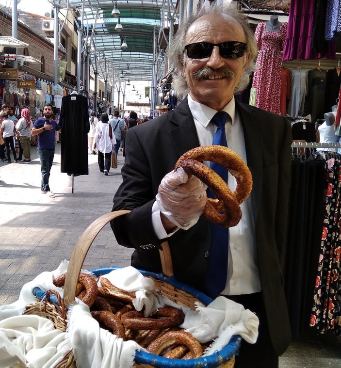 Bursa'daki simitçi, takım elbisesi olmadan satışa çıkmıyor