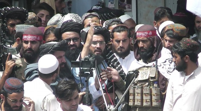 Taliban, ABD, İngiltere ve Fransa bayrağıyla cenaze töreni düzenledi