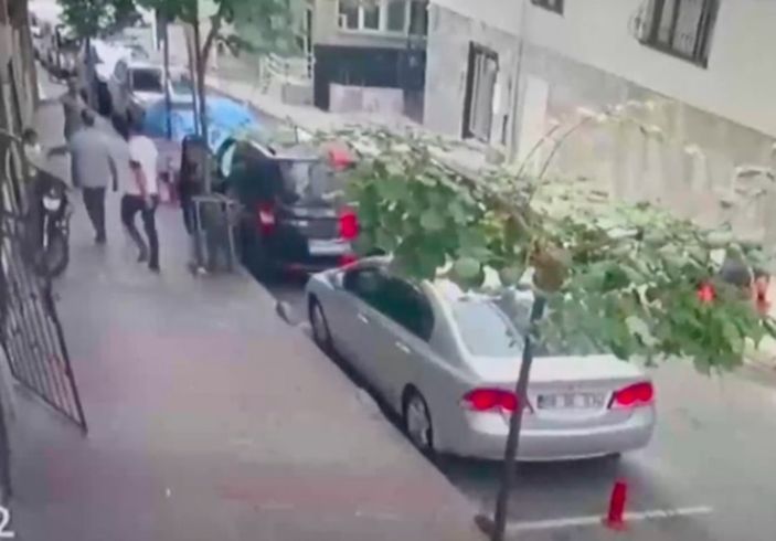 Bağcılar'da halı elektrik kablolarının üzerine düştü: 5 kişi ölümden döndü