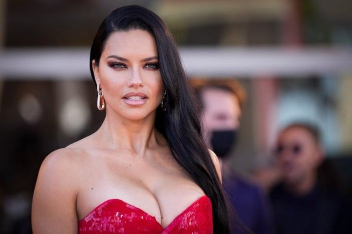 Adriana Lima, Venedik Film Festivali'nden rüzgar gibi geçti! Metin Hara'dan sonra aşkı buldu..