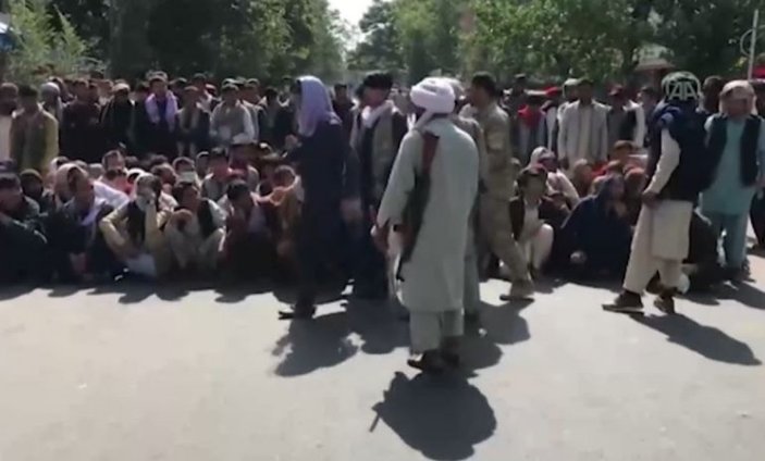 Afganistan'da halk, banka önlerinde yoğunluğa neden oldu