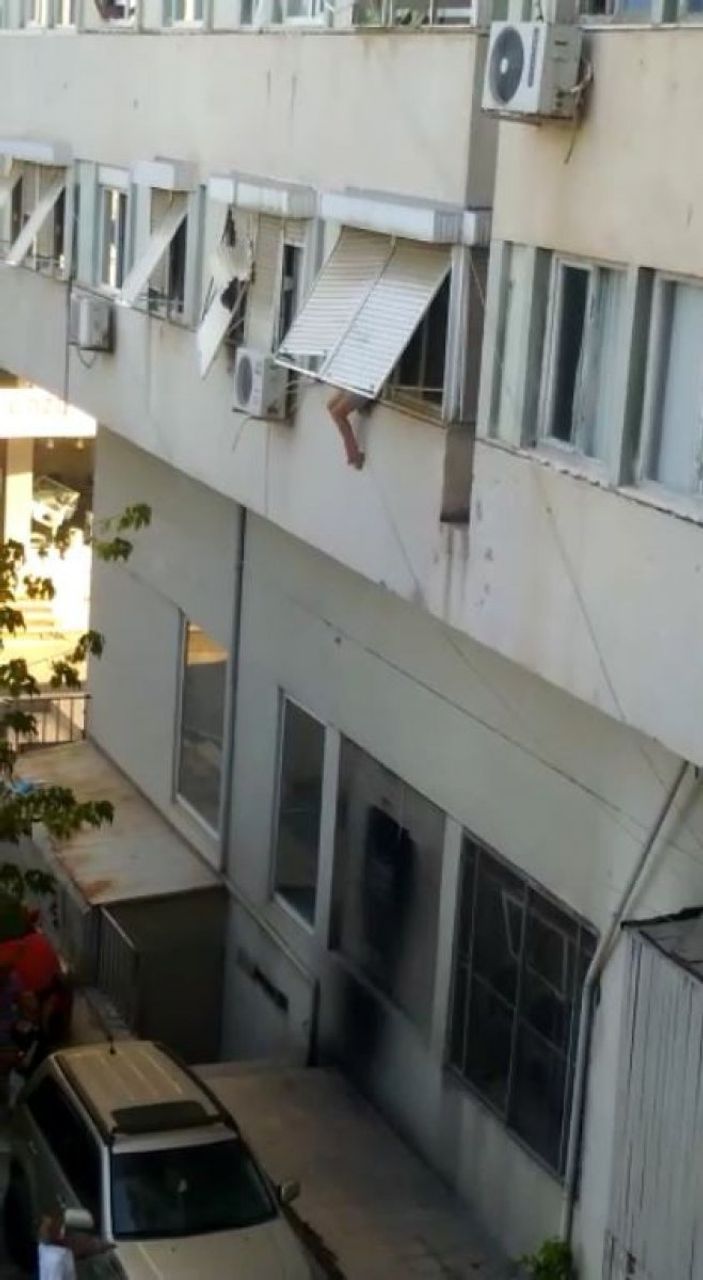 i Antalya'da 'beni kurtarın' diyerek pencereden atladı