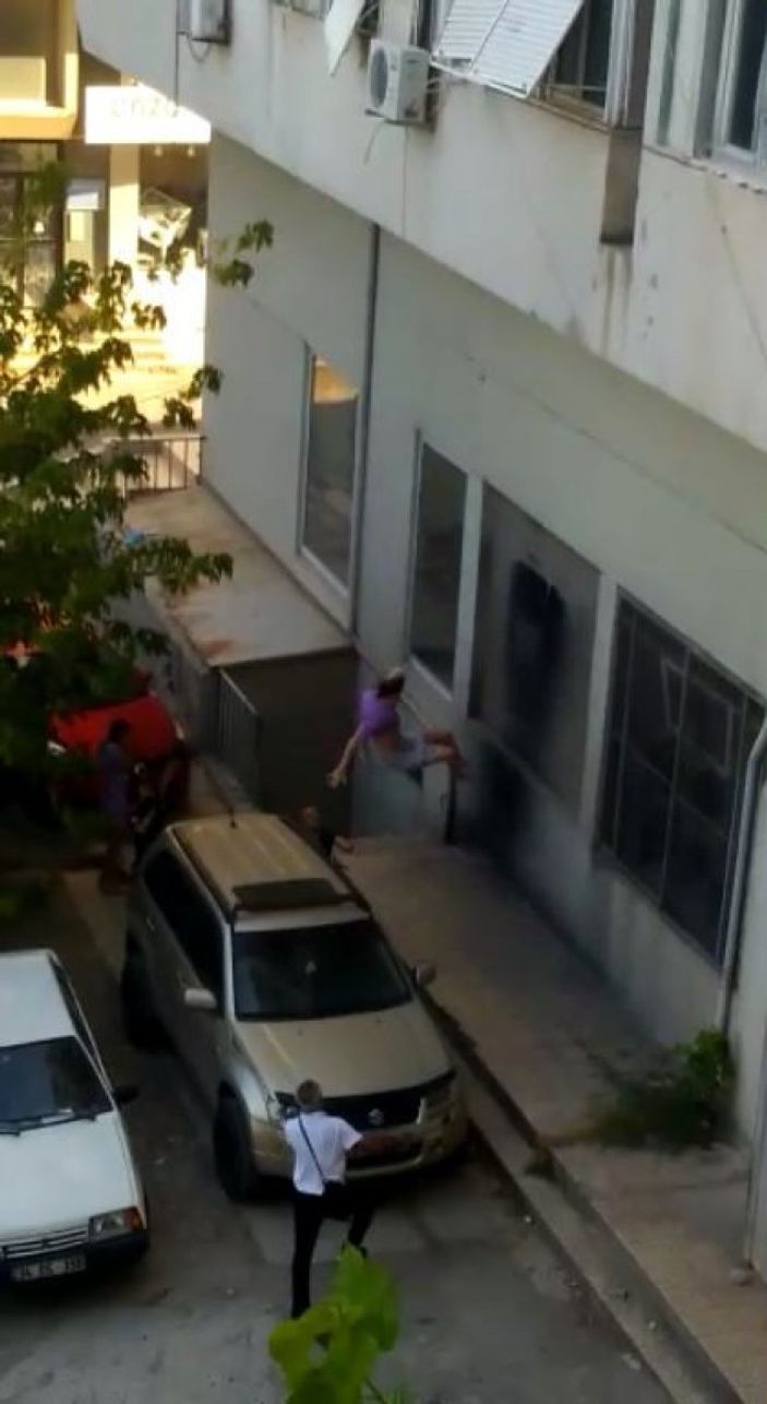 i Antalya'da 'beni kurtarın' diyerek pencereden atladı