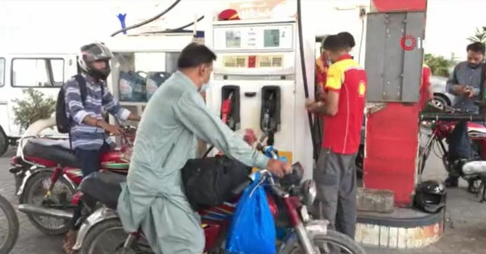 Pakistan’da, aşı olmayanlara benzin satışı yasak
